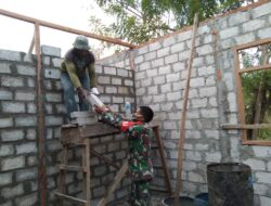Babinsa Giat Karbak, Bantu Warga binaan Pasang Batako Rumah