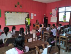Babinsa Ajarkan Wawasan Kebangsaan Kepada Siswa SD Negeri Wakarleli 
