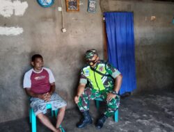 Melalui Komsos, Babinsa Koramil- 01/Tiakur Ingatkan Warga tentang Keamanan Lingkungan dan Prokes
