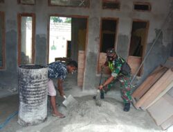 Wujut nyata Babinsa-01/Tiakur, Bantu Plester Dinding Rumah Warga Binaan