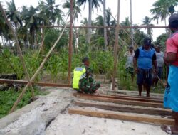 Manunggal Bersama Rakyat, Babinsa Bantu Warga Bangun Rumah