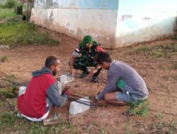 Karya Bakti, Babinsa Bantu Warga Ikat Besi Cor Tiang Rumah
