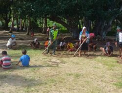 Giat Karbak Babinsa Bersama Warga Desa Arwala Lakukan Pembersihan Lingkungan