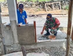 Babinsa Membantu Pembuatan Teras Rumah Warga