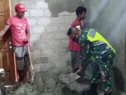 Ringankan Beban Warga, Babinsa Desa Kaiwatu Bantu Plester Dinding Rumah