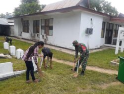Babinsa Bantu Perangkat Desa Kerja Bakti Bersihkan Halaman Kantor Desa