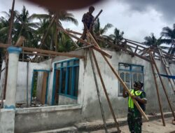 Babinsa Bantu Pemasangan Rangka Atap Rumah Milik Warga Binaan