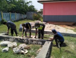 BABINSA BANTU WARGA DALAM PEMBUATAN PONDASI RUMAH