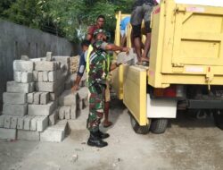 Babinsa karya Bakti Bantu Warga Binaan Angkat Batako