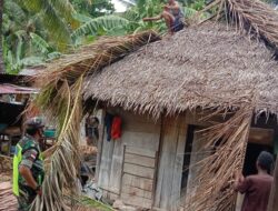 Babinsa Koramil 1511-01/Tiakur, Bantu Warga Pasang Atap Rumah