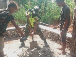 Babinsa-01/Tiakur, Bantu Warga Dalam Pembuatan Pondasi Rumah di Desa Binaannya