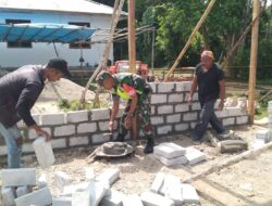 Dengan Penuh Semagat, Babinsa Bantu Warga Binaan Pasang Batako Rumah