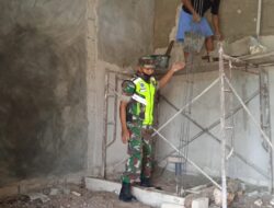 Karya Bakti, Babinsa Koramil 1511-01/Tiakur Bantu Warga Plester Diding Rumah