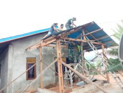 Tingkatkan Kebersamaan, Babinsa Bantu Pasang Atap Teras Rumah Warga
