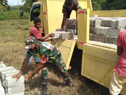Babinsa Koramil-06/Wetar Bantu Warga Angkat Batako