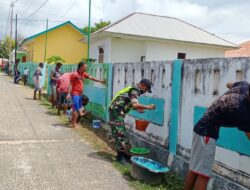 Babinsa Bersama Masyarakat Binaan, Gotong Royong Pengecetan Pagar Area Fasilitas Desa