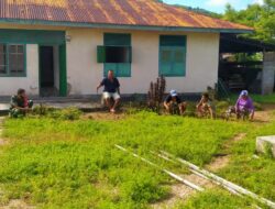 Bentuk Kepedulian, Babinsa Bantu Warga Karya Bakti Pembersihan Halaman rumah