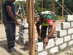 Babinsa Koramil 1511-06/Wetar Bantu Pasang Batako Rumah Warga Binaan