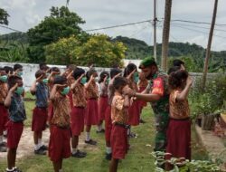 Babinsa Koramil 1511-05/Wonreli, Latih PBB kepada Siswa-Siswi SD Kristen Nomaha