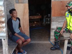 Tingkatkan Kemanunggalan TNI Dengan Rakyat, Babinsa-01/Tiakur Giat Komsos Dengan Warga Binaan