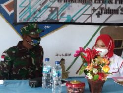 Babinsa Serda Yakonias Waliana, Giat Komsos Dengan Tim Nusantara Sehat