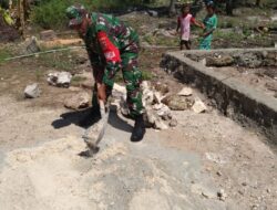 Wujud Kinerja Babinsa di Wilayah Bantu Buat Pondasi Rumah Warga