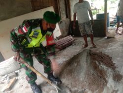 Babinsa Koramil 03/Tepa, Bersinergi Bantu Plester Rumah Warga