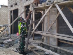 Babinsa Koramil 1511-01/Tiakur Bantu Pasang Batu Bataki Rumah Warga Binaan