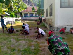 Babinsa Karbak Bersama Masyarakat, Bersihkan Halaman Gereja di Desa Binaan