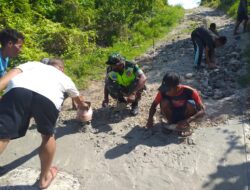 Babinsa Pulau Masela, Kompak Cor Jalan Setapak Bersama Warga Binaan