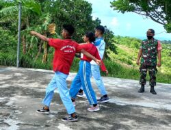 Berikan Latihan PBB, Babinsa-05/ Wonreli Tanamkan Kedisiplinan Kepada Siswa SMA
