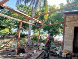 Wujud Kemanunggalan TNI, Babinsa Bantu Warga Binaan Pasang Rangka Atap Rumah