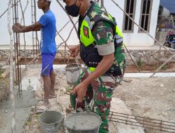 Memupuk Kebersamaan, Babinsa Lolotuara Bantu Warga Pengecoran Tiang Rumah