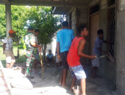 Ringankan Beban Warga, Babinsa Sampara Bantu Plester Dinding Rumah
