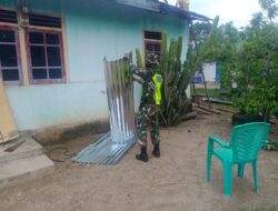 Bahu Membahu Ciptakan Kebersamaan, Babinsa Bantu Pemasangan Atap Rumah Warga