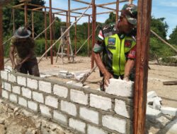 Wujud Sosial, Babinsa Koramil-06/Wetar Bantu Pembangunan Rumah