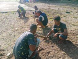 Jalin Keharmonisan Babinsa Bersama Warga Bersihkan Halaman Kantor Desa