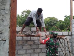 Wujud Sosial Jajaran Koramil 06/Wetar, Babinsa Bantu Pasang Batako