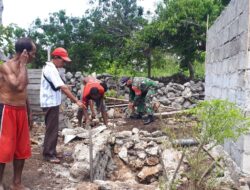 Tingkatkan Semangat Kebersamaan, Babinsa Bantu Warga Buat Septic Tank