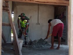 PERERAT KEBERSAMAAN DENGAN MASYARAKAT, BABINSA BANTU PLESTER DIDING RUMAH