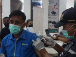 SUNTIK VAKSIN COVID-19 SAMBIL “NGE MALL“ DI MCM AMBON OLEH LANTAMAL IX