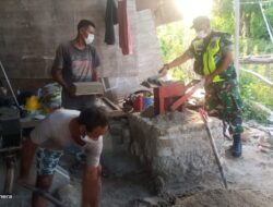 Tingkatkan Manunggal Dengan Rakyat, Babinsa-01/Tiakur Bantu warga Buat Batako