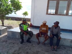 Giat Komsos, Babinsa Ajak Warganya Jaga Keamanan Dan Ketertiban Di Desa