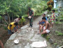 Semangat Gotong Royong, Babinsa Bersama Warga Perbaiki Jalan Setapak Yang Rusak