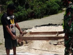 Lanjutkan Plesteran Rumah Warga Binaan, Babinsa Bantu Ayak Pasir