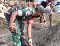 BABINSA BANTU WARGA DALAM PEMBUATAN PONDASI RUMAH DI DESA BINAANNYA