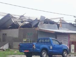 Tempat Usaha RM di MBD Dihantam Angin Kencang