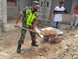 BABINSA KORAMIL 1511-01/TIAKUR, MEMBANTU TIMBUN PONDASI RUMAH WARGA