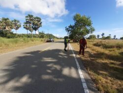 Babinsa Bersama Warga, Giat Gotong Royong Bersihkan Bahu Jalan