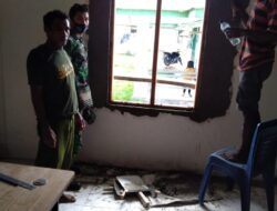 Giat Karbak Serda Hamiadi, Bantu Pemasangan Kosen Jendela Rumah Warga